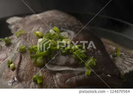熱氣騰騰的鯛魚湯 124870564