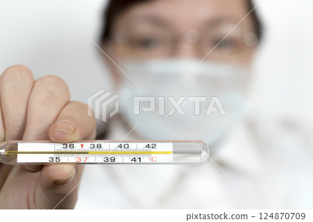Doctor shows thermometer Doctor shows thermometer 124870709