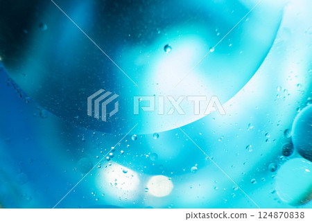 Oil bubbles close up. circles of water macro. abstract light blue background 124870838
