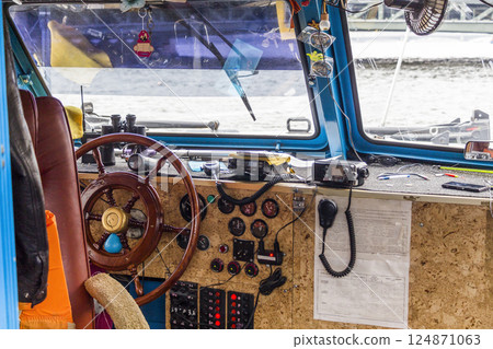 Deck boat control 124871063