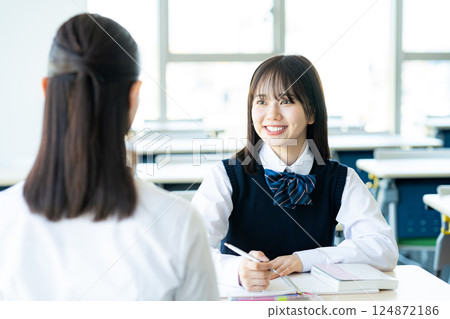 女學生和老師在學習 女學生和老師在學習 124872186