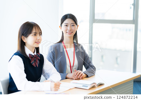 女學生和老師在學習 女學生和老師在學習 124872214