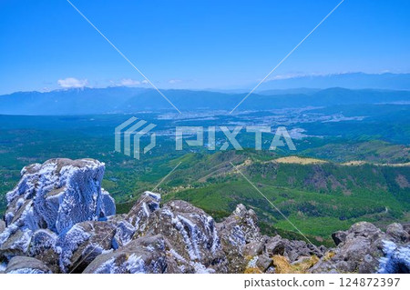 Spring view of the south side from the west side of the summit of Mt. Tateshina in Nagano Prefecture (including Meino City, Lake Tateshina, the Southern Alps, etc.) 124872397