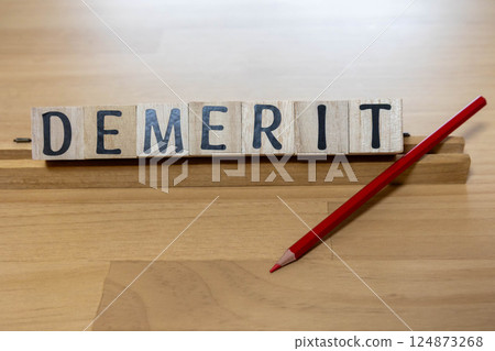 字母塊 DEMERIT 紅色鉛筆 124873268