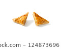 白色背景上的三角形蘋果派 124873696