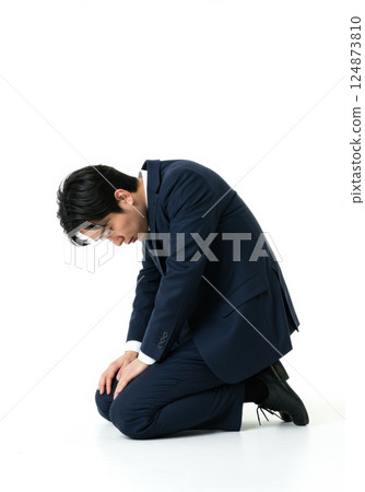 道歉的男人（AI 圖像） 124873810