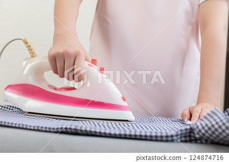 女人熨燙的手 女人熨燙的手 124874716