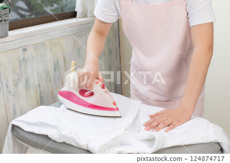 女人熨燙的手 124874717