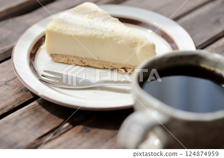 Cookie-bottomed cheesecake and black coffee 124874959