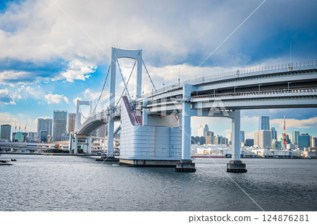 東京：晴朗天氣下的台場 124876281