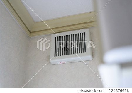 清潔前的通風風扇 124876618