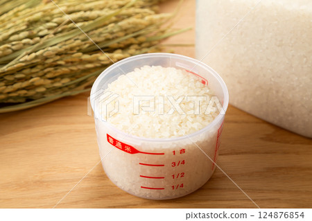 量杯中的米和米容器 124876854