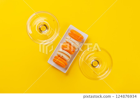 Pairing of champagne and delicate macaroons 124876934