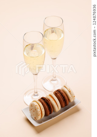 Pairing of champagne and delicate macaroons Pairing of champagne and delicate macaroons 124876936