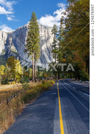 The breathtaking El Capitan in Yosemite National Park 124876997