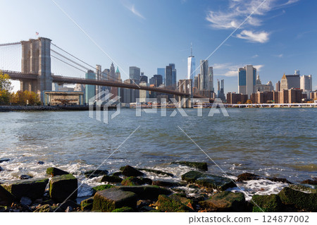 A panoramic view of the Brooklyn Bridge stretching towards Manhattan 124877002
