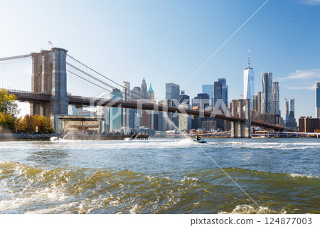 A panoramic view of the Brooklyn Bridge stretching towards Manhattan 124877003