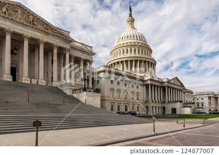 The iconic United States Capitol building, an emblem of American democracy 124877007