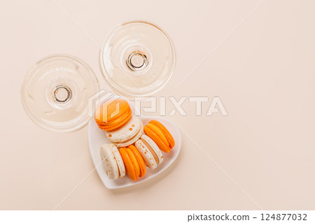 Pairing of champagne and delicate macaroons Pairing of champagne and delicate macaroons 124877032