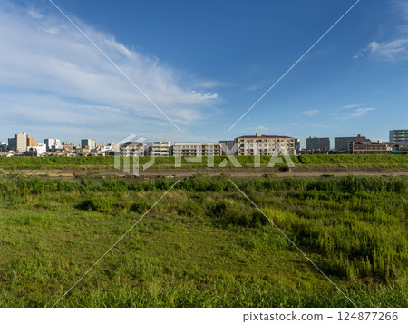 Yamato River and cityscape in midsummer 124877266
