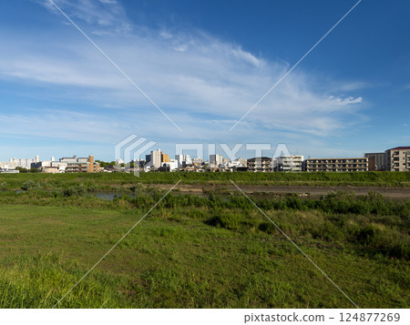 Yamato River and cityscape in midsummer 124877269