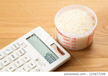 量杯中的米和計算器 124877299