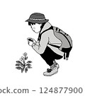 一個女孩爬山拍攝花朵 124877900