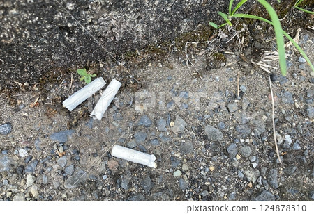 丟棄在街上的香煙 124878310