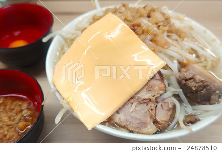 特大拉麵,加油和起司 特大拉麵,加油和起司 124878510