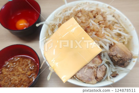 次郎風味大拉麵，含油和生雞蛋 124878511