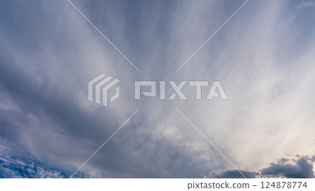 黃昏時分，藍天上飄著薄薄的雲朵 124878774