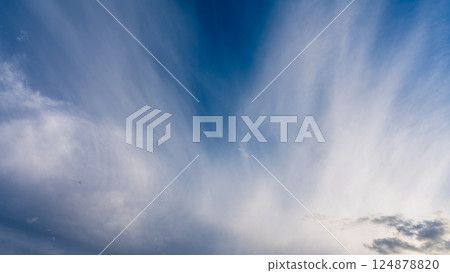 黃昏時分,藍天上飄著薄薄的雲朵 黃昏時分,藍天上飄著薄薄的雲朵 124878820