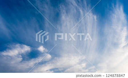 黃昏時分，藍天上飄著薄薄的雲朵 124878847
