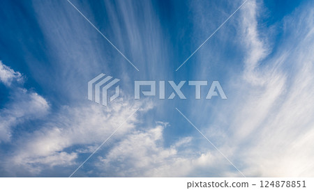 黃昏時分，藍天上飄著薄薄的雲朵 124878851