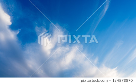 黃昏時分，藍天上飄著薄薄的雲朵 124878870