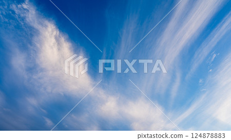 黃昏時分,藍天上飄著薄薄的雲朵 黃昏時分,藍天上飄著薄薄的雲朵 124878883