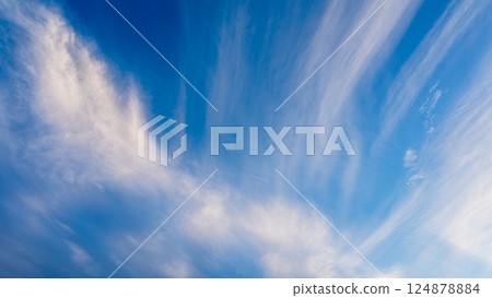 黃昏時分，藍天上飄著薄薄的雲朵 124878884