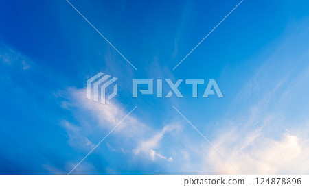 黃昏時分，藍天上飄著薄薄的雲朵 124878896