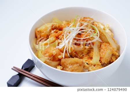 Fried chicken and egg rice bowl 124879490