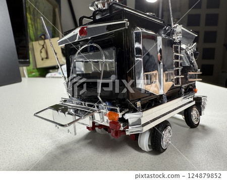 製作大型塑膠模型摩托車 124879852