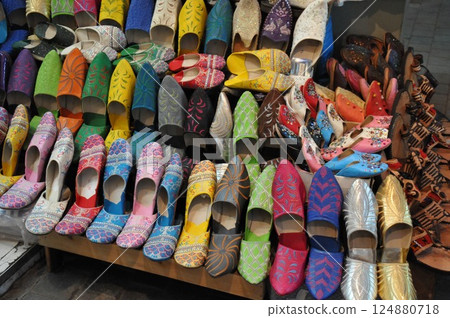 Morocco, Marrakech, Medina, old town, souk, babouche shop 124880718
