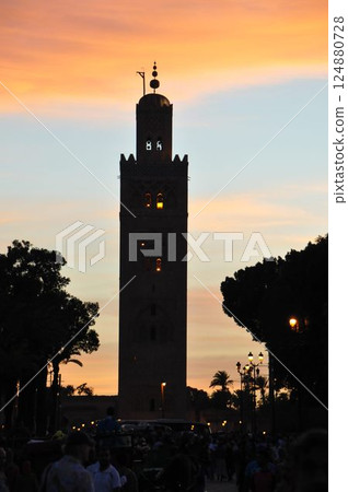 Morocco, Marrakech, Medina, old town, Koutoubia, minaret, Jemaa el Fna Square 124880728