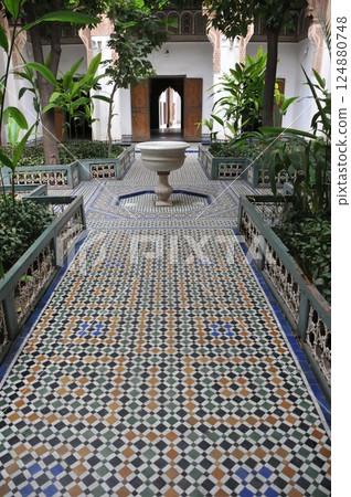 摩洛哥、馬拉喀什、麥地那、舊城區、巴伊亞宮、庭院裡的噴泉和磁磚 124880748