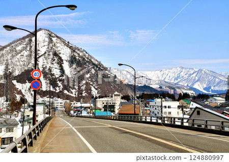View of Iwappara Ski Resort (far right) from the Shirodaira overpass (Yuzawa Town, Niigata Prefecture) [March 2025] 124880997