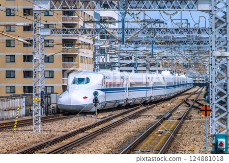 日本橫濱城市景觀入境...新橫濱站和橫濱王子大酒店前的新幹線景觀。邁向新時代… 124881018