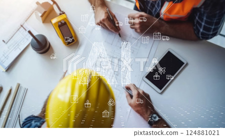 一名戴著安全帽的工程師在藍圖桌前處理人工智慧驅動的施工數據 124881021