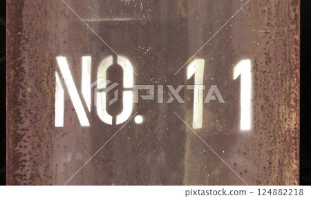 建築工地上鏽跡斑斑的鋼架上噴漆的11號 124882218