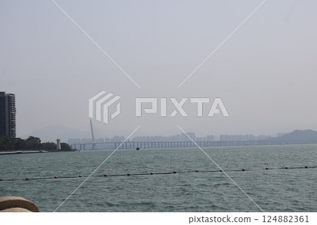 從深圳海岸望去，海天之間有一座大橋，香港的城市景觀一覽無餘 124882361