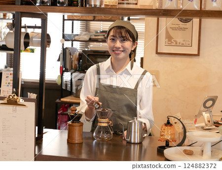 咖啡館職員服務咖啡 124882372