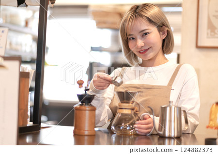 Cafe clerk serving coffee 124882373